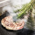 Burgerpatty auf dem Grill bei Kumpe und Keule