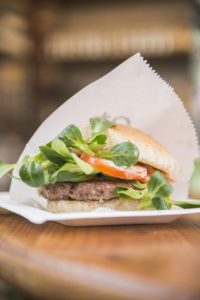 Fertig belegter Burger bei Kumpel und Keule