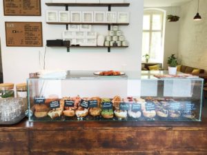 Donutauswahl an der Theke von Brammibals Donuts
