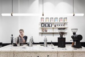 Kaffeezubereitung im Five Elephants