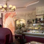 Blick auf die Theke und ein Wandbild im Café Anna Blume