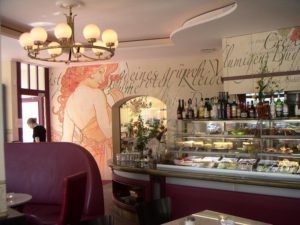 Blick auf die Theke und ein Wandbild im Café Anna Blume