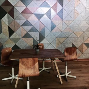 Kunstvoller Fliesenspiegel im Bistrot Mirage