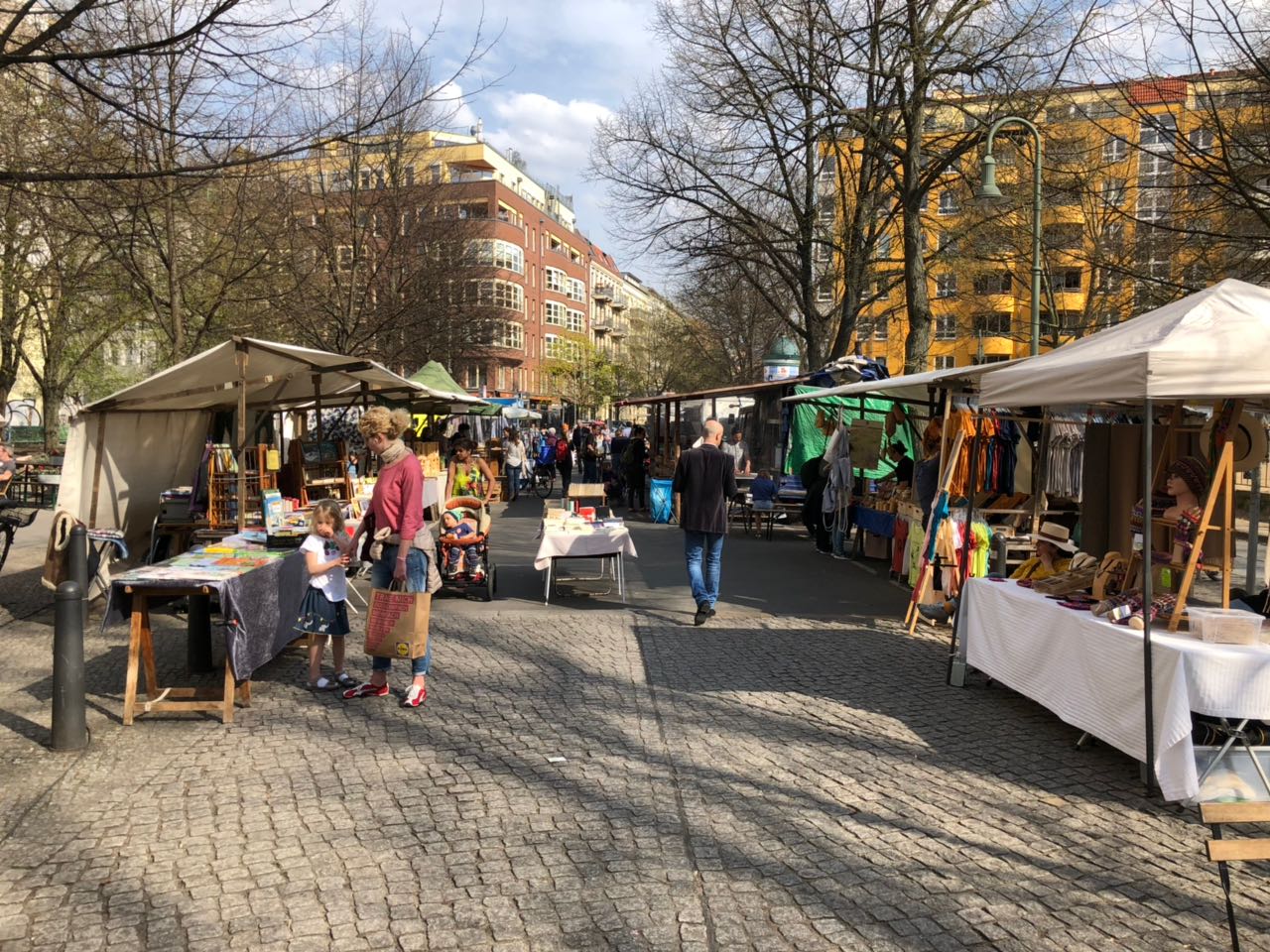 eco-market-at-kollwitzplatz-market-in-berlin-prenzlauer-berg-jump